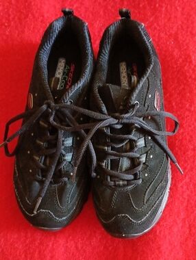 Sketchers Air-cooled Memory Foam Size 8 Womans Shoes